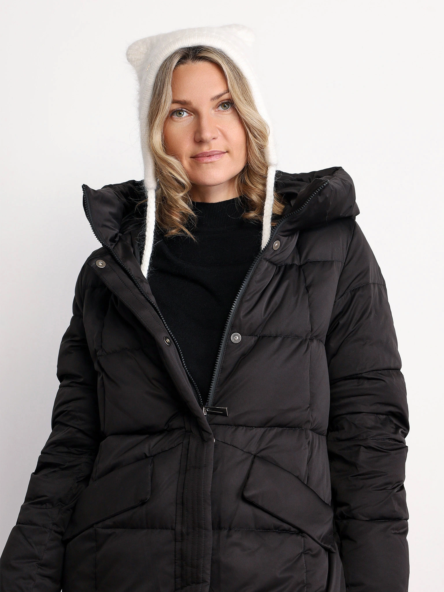 Пуховик черного цвета с капюшоном